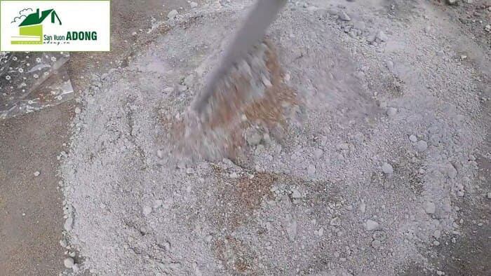 Trộn đều cát với xi măng với tỉ lệ 1:2 trước khi hòa với nước